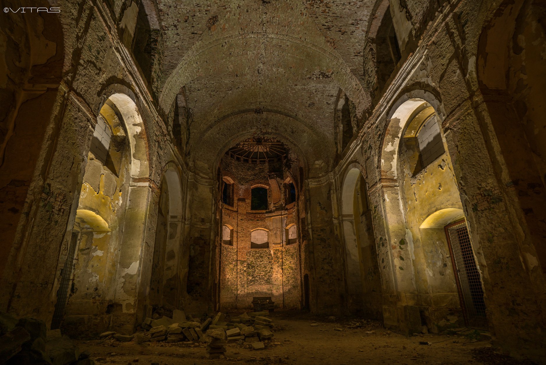 Osvětlený interiér kostela Nanebevzetí Panny Marie