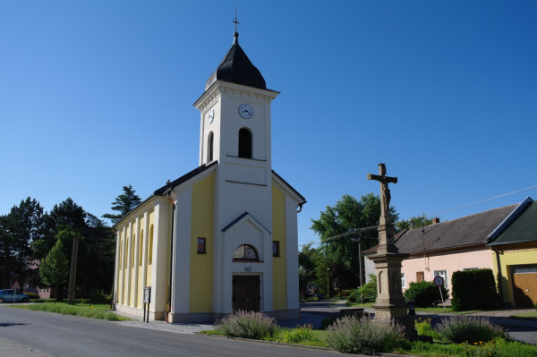Kostel sv. Cyrila a Metoděje v Babicích u Uh. Hrad / Kostel sv. Cyrila a Metoděje v Babicích u Uh. Hrad. / Autor fotografie: Ivana Bičanová