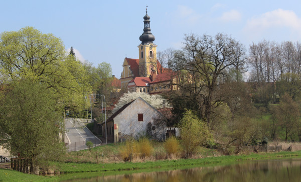 kostel Nejsvětější Trojice / kostel od Podhradského rybníka