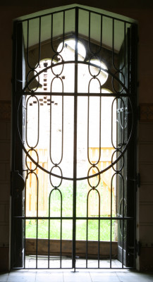Umělecká kovová mříž západního portálu respektuje 