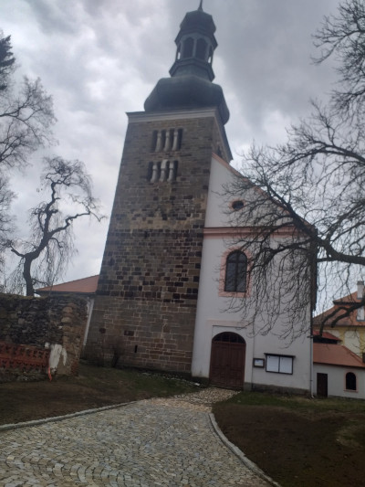 Sv. Petr a Pavel Svojšín / románská věž a vstup do kostela