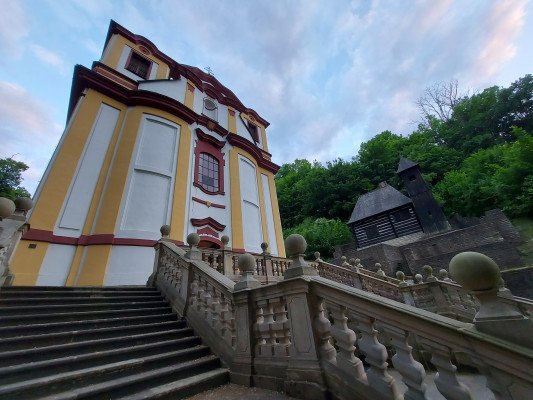 Kostel sv. Mikuláše Vraclav / Barokní areálu ve Vraclavi je tvořen poutním lázeňským kostelem sv. Mikuláše, poustevnou a budovou lázní / Autor fotografie: Lucie Barcalová