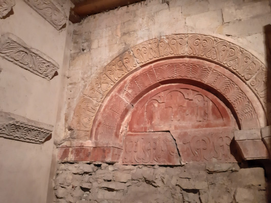 Portál původního románského vstupu / Autor fotografie: Bohuslav Šámal