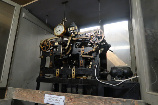 hodinový stroj na věži kostela