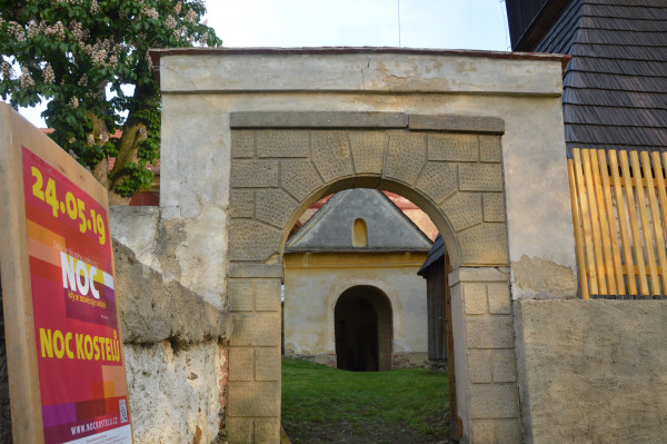 Kostel sv. Štěpána ve Skřivani - vchod / Autor fotografie: Ludmila Křížová