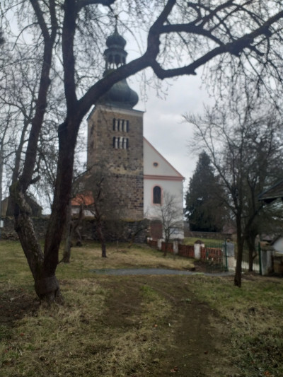 Sv. Petr a Pavel Svojšín / románská věž a vstup do kostela (2)