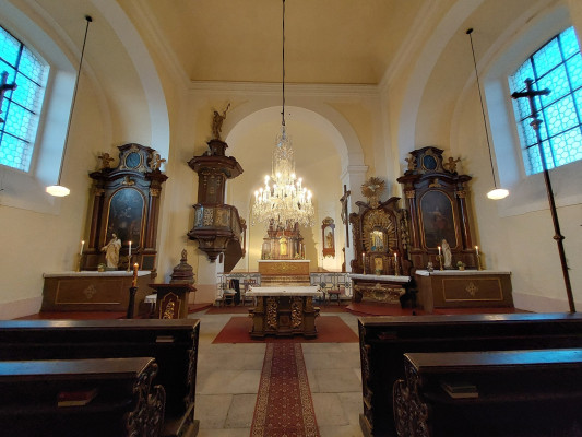 Nižbor, kostel Povýšení sv. Kříže, zámek