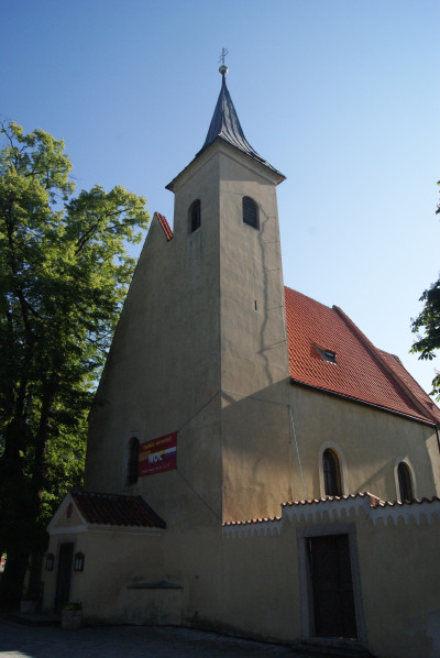 kostel Všech svatých - pohled od úřadu MČ / Autor fotografie: Petra Siganová