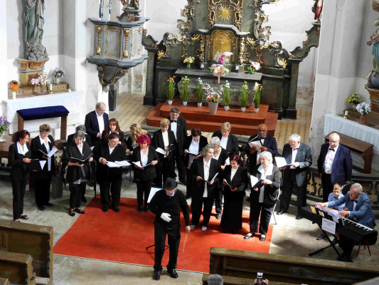 interiér kostela Všech Svatých Hředle / Vysoupení pěveckého souboru VÁCLAV / Autor fotografie: Jana a Lubomír Buňkovi