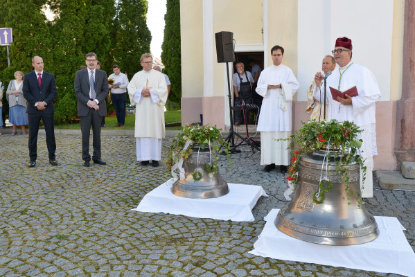Slavnost začínala venku ve spolupráci s Městysem D / Na snímku jsou vidět patroni zvonů, pan starosta Mgr. Zdeněk Pekárek a pan JUDr. Filip Sternberg.