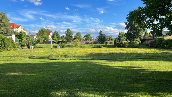 Farní zahrada začátkem května / Autor fotografie: Jiří Albrecht