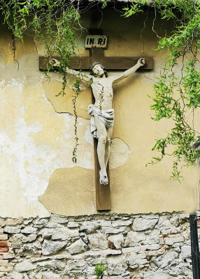 INRI  před vchodem do kaple / Autor fotografie: Jana Siťa Slováčková