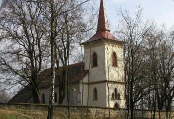 červená třemešná.jpg / Kostel sv. Jakuba a Ondřeje Pozdně gotický jednolodní kostel s presbytářem, kruchtou a menší sakristií je poprvé připomínám roku 1358. Přístavba kostelní věže se zvony je z roku 1862. Kostel má dva vchody a v jeho zdech je vsazeno několik figurálních náhr