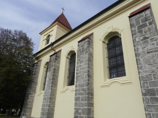 Pilíře a okna kostela / Autor fotografie: Alena Gembalová