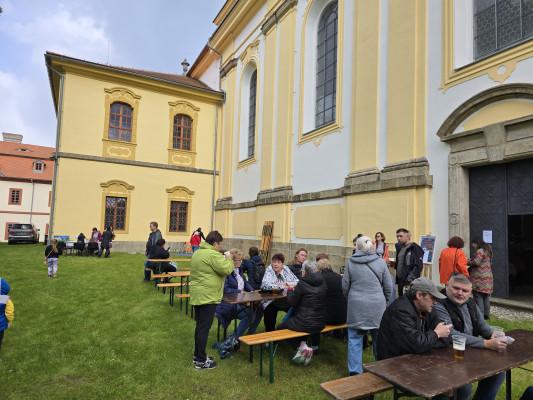 Úštěk-Konojedy, kostel Nanebevzetí Panny Marie, zámek