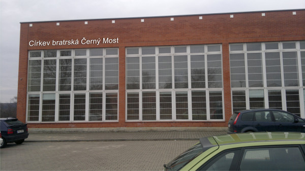 Foto kostela / Kostel se nachází v budově Pražského Tyranus Hall. Nápis na budově je dodělán jen virtuálně pro webovou prezentaci Noci kostelů.