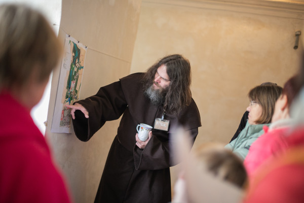 Komentovaná prohlídka v kostýmu františkánského mn / Autor fotografie: Festival Oslava 2024