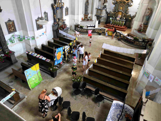 interiér kostela Všech Svatých Hředle / Výstava dětských kreseb / Autor fotografie: Jana a Lubomír Buňkovi