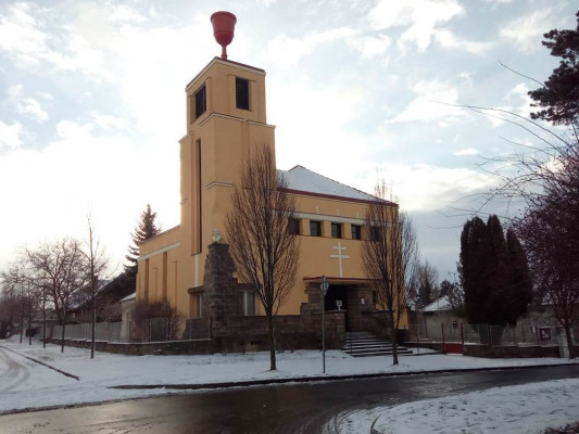 Husův sbor v zimě / Husův sbor v Čelákovicích byl postaven v roce 1936.