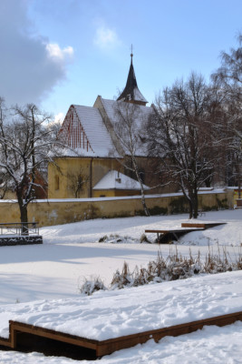 kostel Všech svatých - zima  - pohled přes rybník