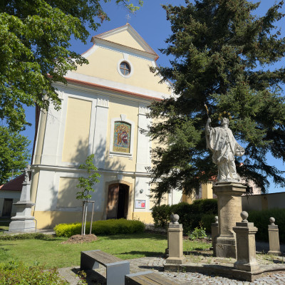 Kostel sv. Filipa a Jakuba / Kostel z ulice / Autor fotografie: David Procházka