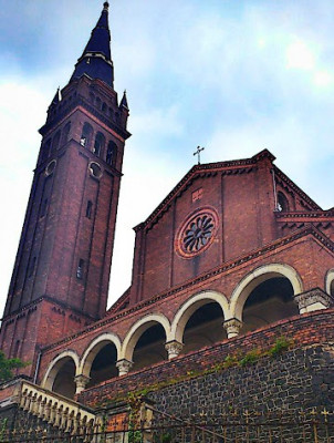 Kostel sv. Bartoloměje - Apoštolská církev / Původně protestantský chrám z poviny  devatenáctého století postavený císařem Vilémem. Poslední sloužené liturgie v padesátých letech minulého století. Poté desítky let chátral. Dnes vyjímečná galerie, ve které najdete stálou expozici &amp;quot;7 století žido