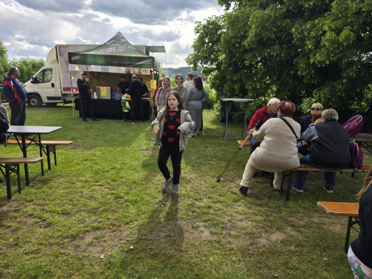 Úštěk-Konojedy, kostel Nanebevzetí Panny Marie, zámek