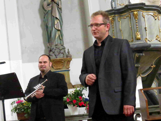 interiér kostela Všech Svatých Hředle / Vystoupení dua PETR A PAVEL / Autor fotografie: Jana a Lubomír Buňkovi