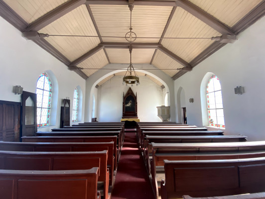 Bohoslužebný prostor / Pohled k oltáři
