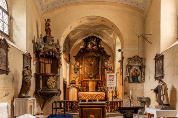 Kostel sv. Václava Svojšice / Pohled na oltář