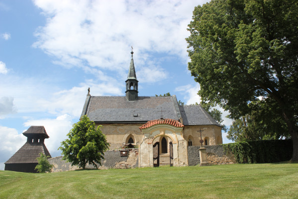 kostel sv.Mikuláše v Bělči / Gotický kostel ze 14. stol. v centru obce na podsklepeném pahorku spolu s dřevěnou zvonicí z r. 1717. / Autor fotografie: Monika Cyrusová
