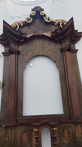Nepomucký oltář 12-2021.jpg / navrácený korpus posledního oltáře rok 2021