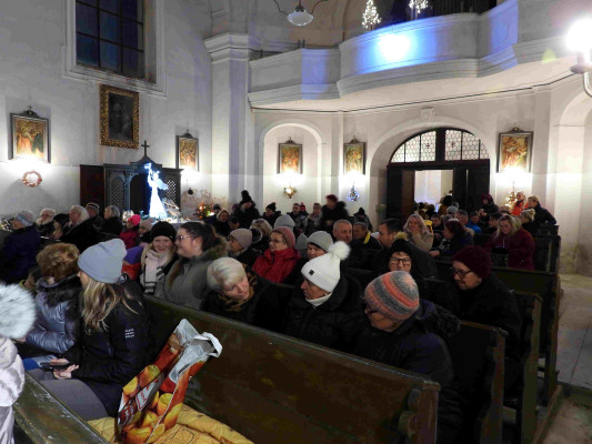 interiér kostela Všech Svatých Hředle / Pohled do lavic při jednom z pořádaných kultuních představení / Autor fotografie: Jana a Lubomír Buňkovi