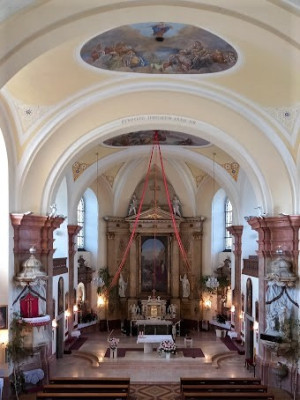 Kostel sv. Petra a Pavla Kelč / Pohled k oltáři z kůru po slavnosti seslání Ducha Svatého / Autor fotografie: Martin Mikulenka