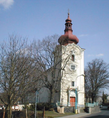 Řehlovice - kostel Nejsvětější Trojice / římskokatolický barokní kostel s bohatým barokním interiérem (hlavní oltář, 2 postranní oltáře, barevná výmalba zdí a stropu