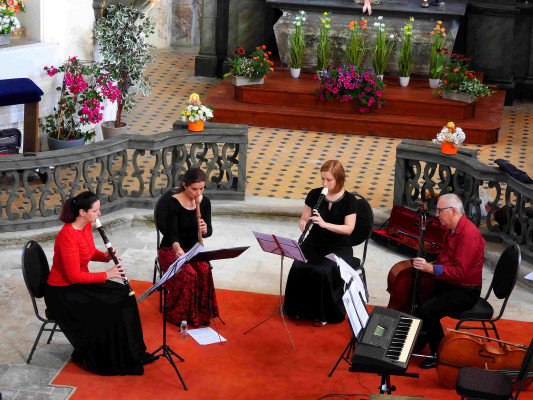 interiér kostela Všech Svatých Hředle / Z vysoupení souboru COLLEGIUM  PROPRIUM / Autor fotografie: Jana a Lubomír Buňkovi