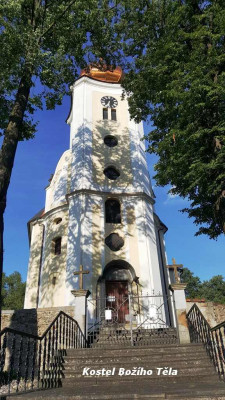 Kostel Božího Těla ve Staré Červené Vodě  / Stará Červená Voda byla založena r.1291. Její kolonizace se zcela nezdařila, počátkem 15.století byla polovina vsi pustá. Ves patřila k biskupskému hradu Kaltenštejnu. V 16.století vratislavští biskupové část vesnice obnovili a kolonizovali i zalesněné ok