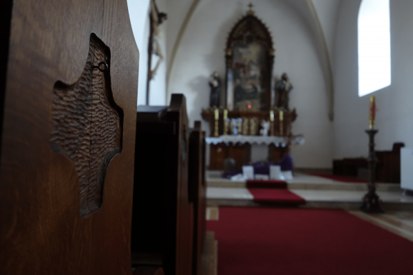 pohled na oltář z boku lavice / Autor fotografie: Jiří Ptáčník