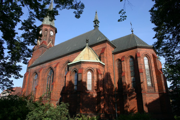 Kostel Nejsvětějšího Srdce Páně / Pohled na kostel z ulice Husovy