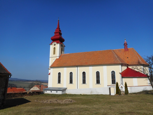 Kostel Nejsvětější Trojice v Babicích u Lesonic / Kostel Nejsvětější Trojice v Babicích u Lesonic pohled z jihu / Autor fotografie: Lubomír Řihák
