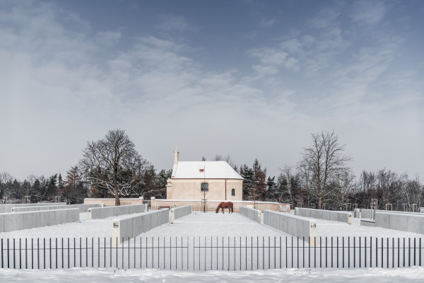 kaple - zimní pohled / Zimní pohled na kapli přes přilehlý prostor hřbitova / Autor fotografie: PKučera Photography