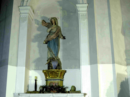 interiér kostela Všech Svatých Hředle / socha Panny Marie / Autor fotografie: Jana a Lubomír Buňkovi