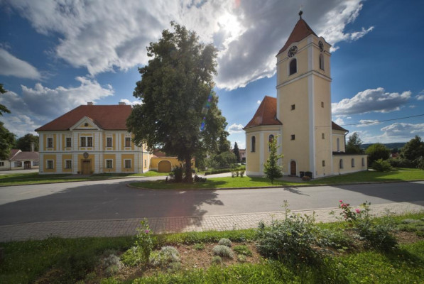 kostel a fara / Pohled na kostel od sakristie, vlevo fara / Autor fotografie: www.cetkovice.cz