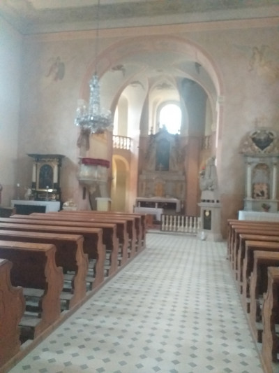 Sv. Petr a Pavel Svojšín / interiér od vstupu k oltáři