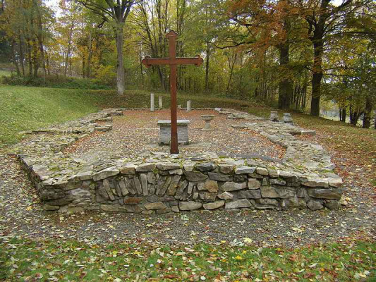 Červené Dřevo, pozůstatky kostela / Autor fotografie: Krabat77