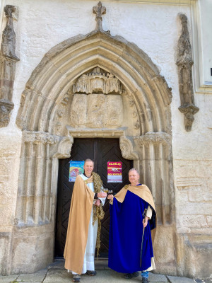 Portál kostela / s apoštoly Petrem a Pavlem / Autor fotografie: Koinonia Jan Křtitel 