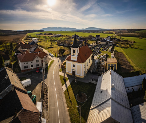 Blazice - pohled na část obce s farním kostelem
