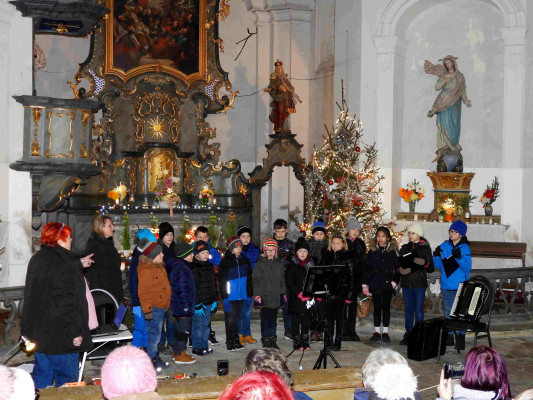 interiér kostela Všech Svatých Hředle / Adventní vystoupení dětí místní ZŠ / Autor fotografie: Jana a Lubomír Buňkovi