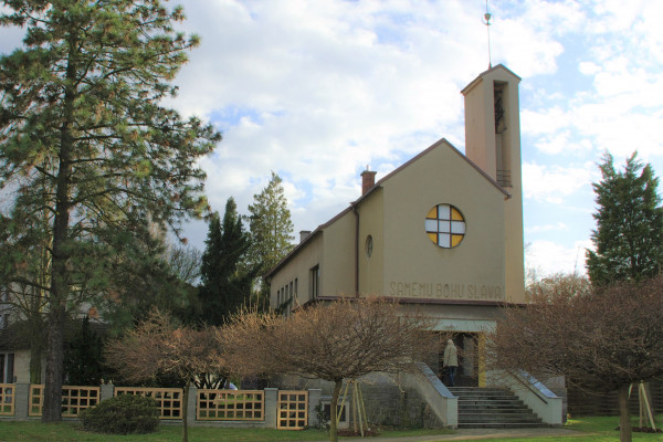 2016 Dobříš, kostel ČCE, web.jpg