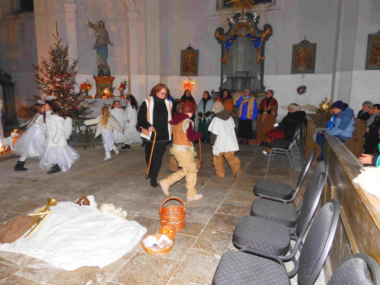 interiér kostela Všech Svatých Hředle / Adventní vysoupení souboru BARUŠKY A BERUŠKY / Autor fotografie: Jana a Lubomír Buňkovi